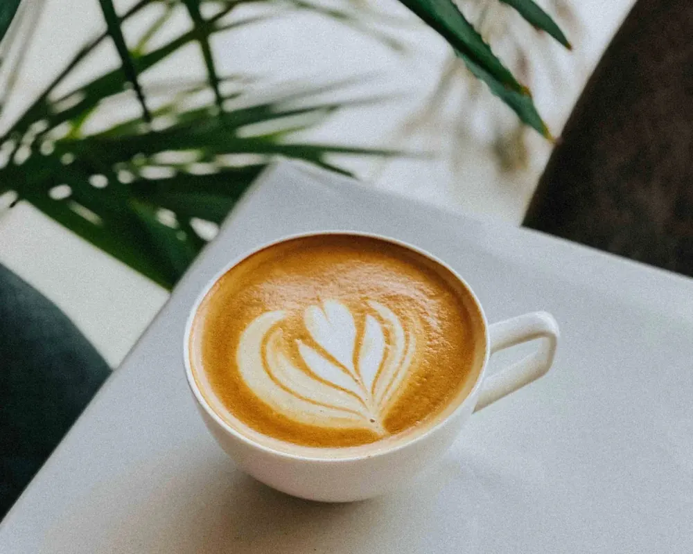 Café com latte art sobre a mesa